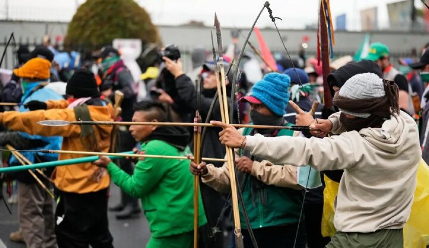 حمله مخالفان ترامپ به سفارت آمریکا در کلمبیا با تیروکمان