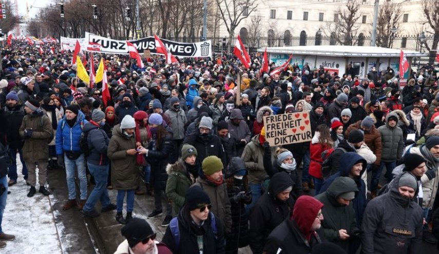 تظاهرات گسترده‌ علیه نظامی‌سازی اتحادیه اروپا و جنگ با روسیه در «وین»