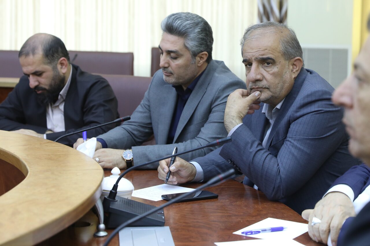 بازديد رئيس کميسيون کشاورزي مجلس از پروژه پرورش مرغ مادر ميلاد ماکيان و کارخانه آرد پيرانشهر