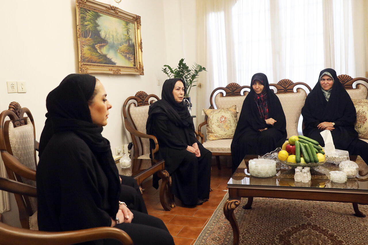 حضور رئيس فراکسيون زنان و مشاور امور بانوان رئيس مجلس در منزل مرحوم کاسبي