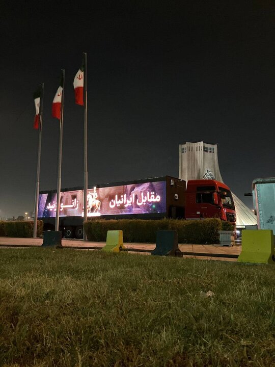 اجرای کمپین «مقابل ایرانیان زانو بزنید»/ مجسمه «والرین» در میدان انقلاب نصب می‌شود