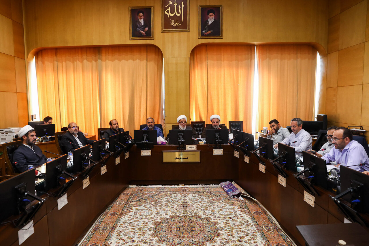 صدا و سیما مسئولیت ملی خود در گسترش فرهنگ عفاف و حجاب را اجرایی کند/ وزارت کشور موظف به ارائه برنامه اقدام عملی برای توقف گسترش برهنگی شد