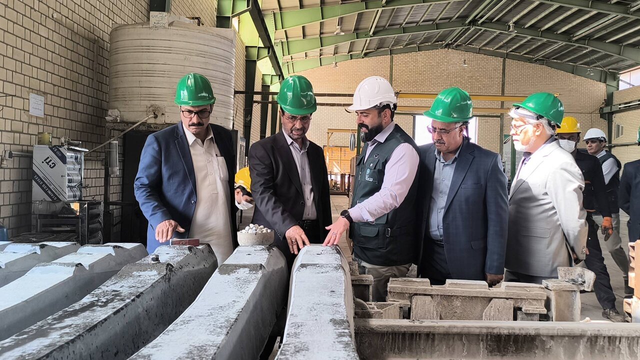 بازديد فداحسين مالکي از کارخانه توليد تراورس بتني زاهدان