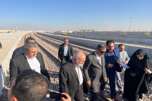 بازديد معاون اجرايي رئيس‌جمهور از پايانه مرزي ريلي شلمچه / تأکيد بر تسريع اتصال ريلي ايران و عراق