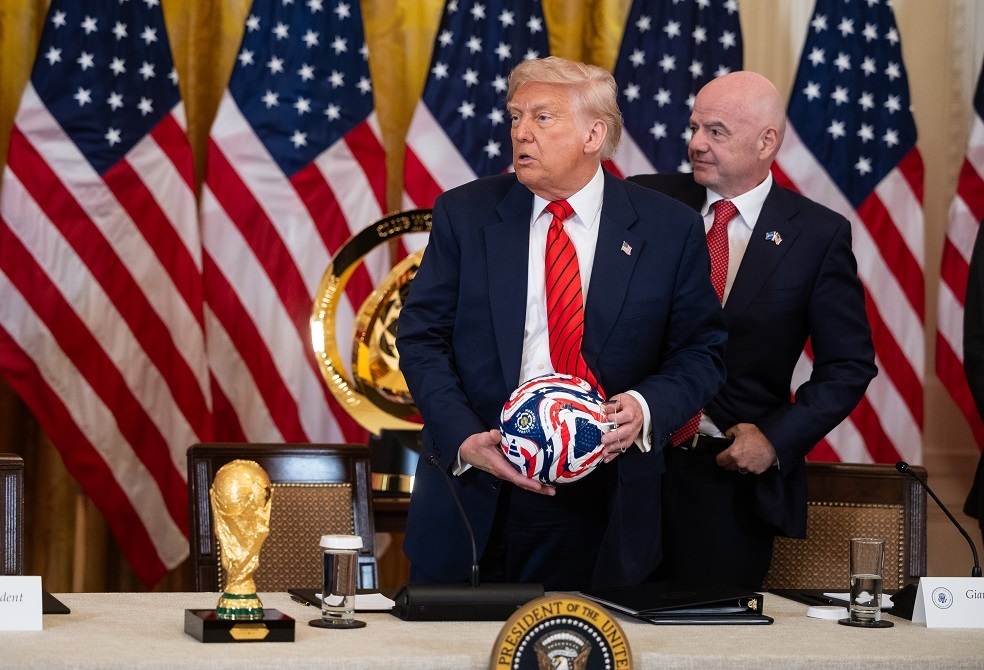 إنفانتينو يواجه أزمه جديده بسبب دعمه العلني لترامب