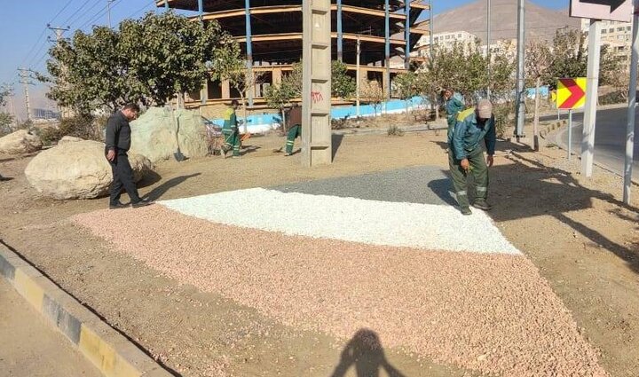 اجراي شن رنگي در محدوده فضاي سبز حاشيه معابر غرب تهران