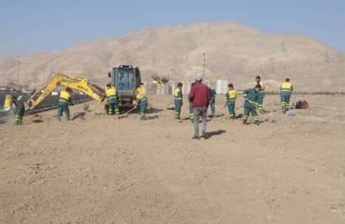 اجراي عمليات پاکسازي زمين‌هاي رها شده در حاشيه بزرگراه شهيد خرازي