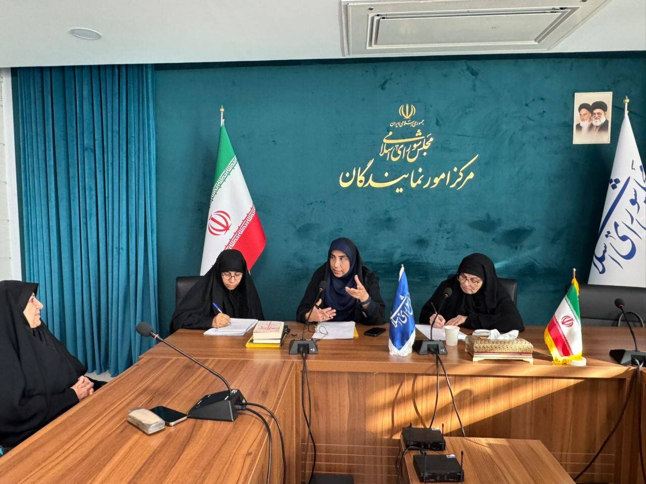 دومين جلسه هيأت رئيسه مجمع بانوان نمايندگان ادوار برگزار شد/ هم‌انديشي براي تقويت ظرفيت بانوان ادوار در حل مشکلات کشور و زنان