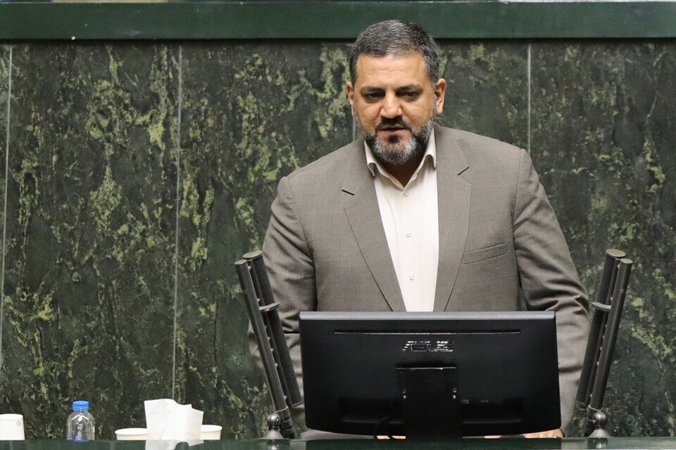 انتقاد عظيمي راد از عملکرد ضعيف دستگاه‌هاي اقتصادي و آموزشي در اجراي برنامه هفتم توسعه