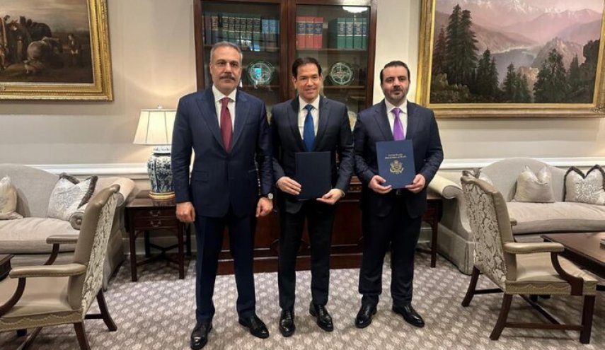 دیدار وزیر امور خارجه ترکیه با مقامات سوریه و آمریکا در کاخ سفید