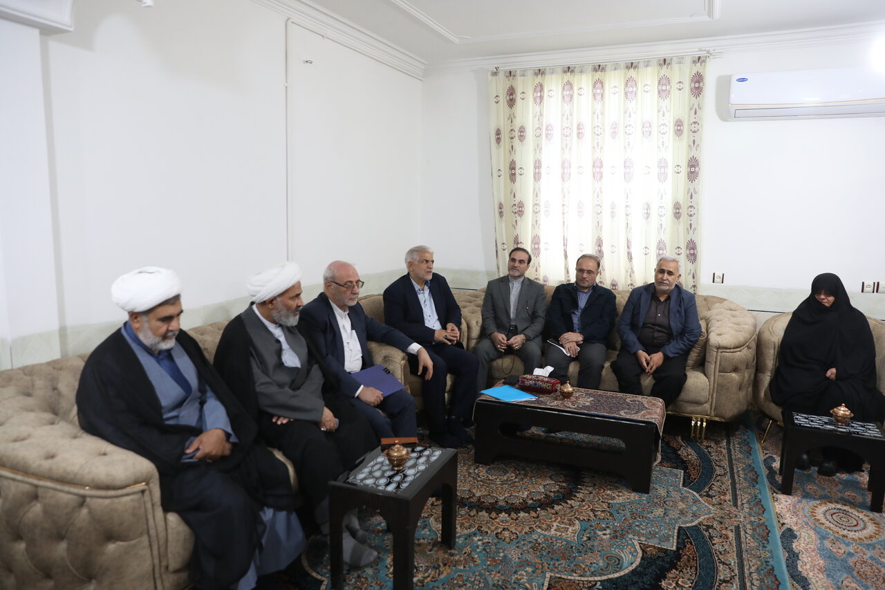 ديدار اعضاي کميسيون اصل نود با خانواده شهيد شيرخاني