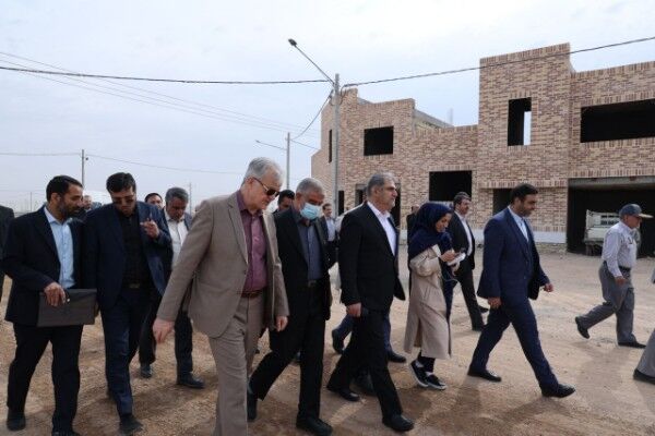 بازديد معاون وزير راه و شهرسازي از پروژه‌هاي مسکن يزد / تحويل بخشي از واحدهاي يزد تا پايان سال
