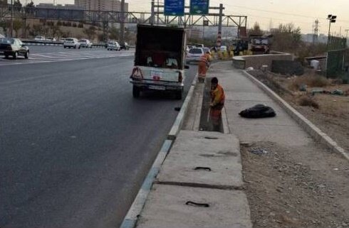 پيشگيري از آب‌گرفتگي‌هاي احتمالي؛ انهار شمالي بزرگراه شهيد خرازي در منطقه 22 پاکسازي شد