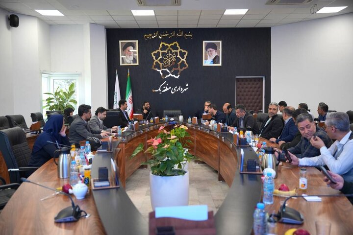 نشست ستادي امور مناطق سازمان زيباسازي تهران؛ بررسي تابلوهاي غيرمجاز و ناهماهنگي‌هاي سيماي شهري در منطقه يک