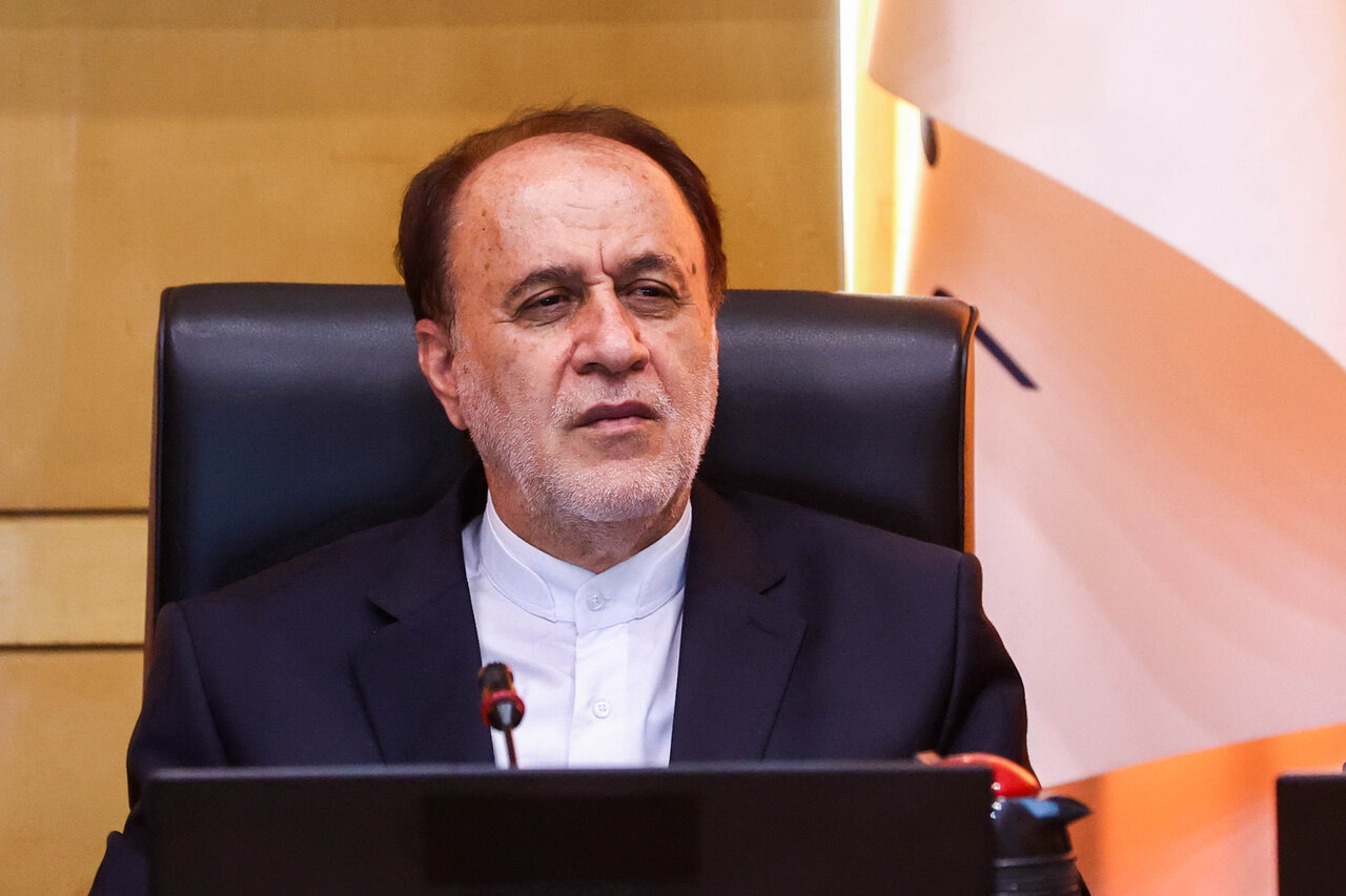 حضور حاجي بابايي در آئين جايزه قلم هگمتانه/ هيچ ابزاري جاي کتاب و قلم را نمي‌گيرد