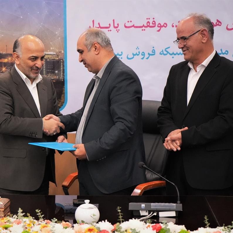 در حاشيه همايش مديران شعب بيمه دي انجام شد؛ مراسم تکريم و توديع بهمن برزگر از شرکت بيمه دي