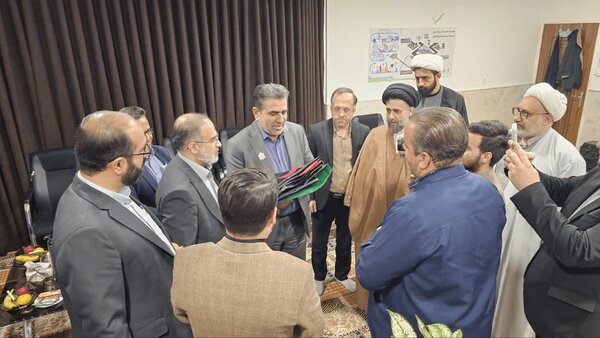 اهداي نشان «سفير کرامت» به رئيس کميسيون اجتماعي مجلس