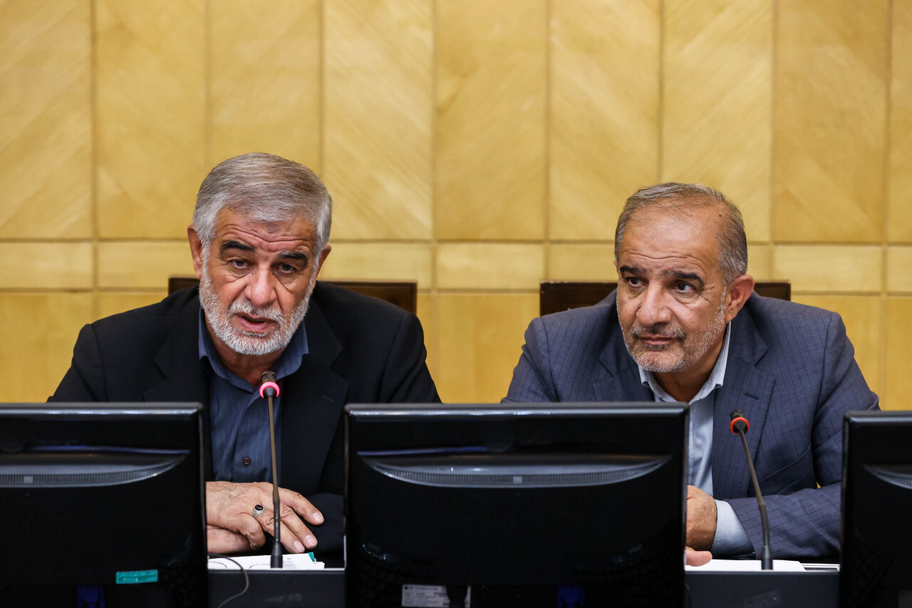 جوکار بر تقويت نظام پيشگيري و تجهيز ناوگان هوايي براي مقابله با حريق جنگل‌هاي شمال تأکيد کرد