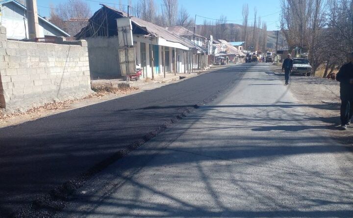 آغاز عمليات نوسازي و روکش آسفالت محور روستايي نام‌آور در شهرستان فيروزکوه به طول 5 کيلومتر