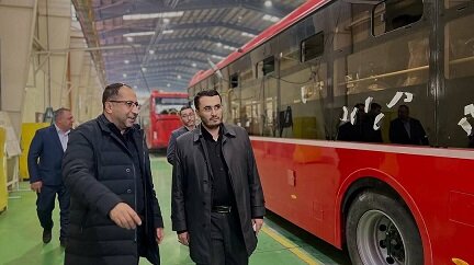 بازديد منفکرآزاد از خطوط توليد اتوبوس‌هاي درون‌شهري/پيگيري نوسازي ناوگان شهري،راهي براي هواي پاک‌تر