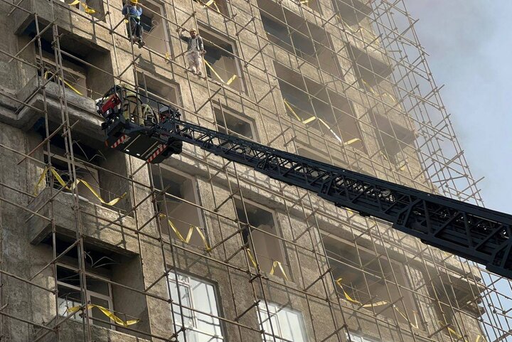 نفوذ تیم‌های آتش‌نشانی به کانون حریق و نجات بیش از 30 نفر