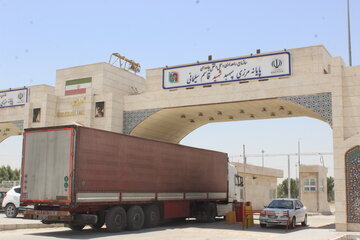 بررسي توسعه مرز مهران و رفع موانع گمرکي واحدهاي توليدي استان ايلام در نشست فلاحي با رئيس‌کل گمرک کشور