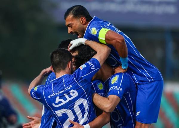 استقلال با شکست فولاد صدرنشین لیگ شد