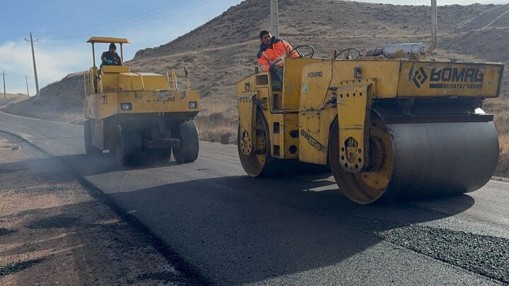 آغاز آسفالت راه روستايي خرزان با همت راهداري قزوين