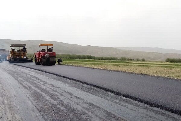 آسفالت‌ريزي و خاکريزي محور نهاوند – آورزمان ادامه دارد