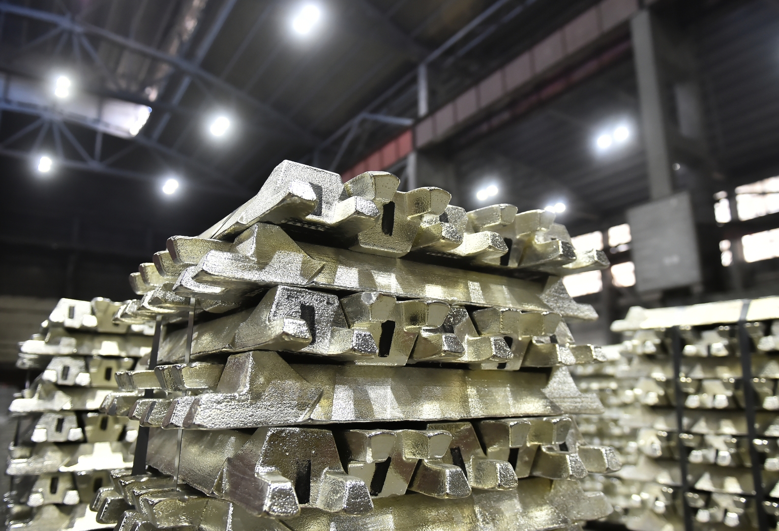 أسعار الألومنيوم ترتفع إلى أعلى مستوى منذ ربيع 2022