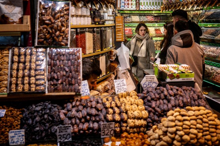 التضخم يتراجع في ترکيا بأکثر من المتوقع ويمهد لخفض الفائده