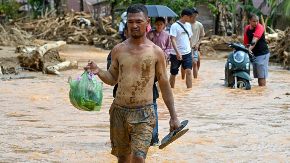 Leaders of Indonesia’s Northern Sumatra raise white flag amid deadly floods