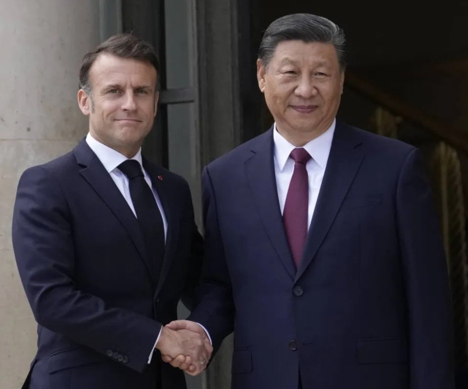 شي جين بينغ لنظيره الفرنسي: ندعم جهود تحقيق السلام في أوکرانيا