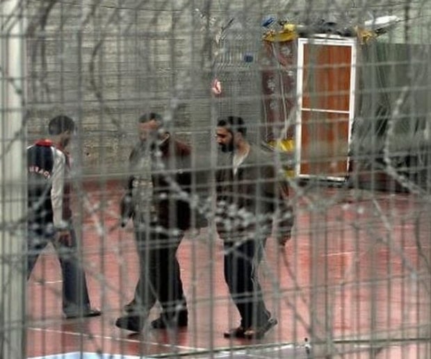 تقرير إسرائيلي: تدهور أوضاع الأسرى الفلسطينيين بعد 7 أکتوبر بشکل حاد