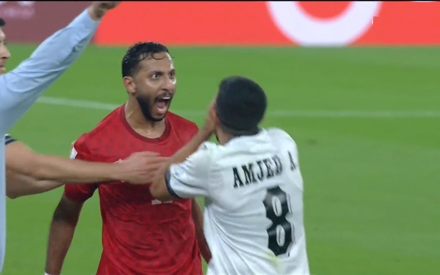 مشهد مثير للجدل في کأس العرب.."نطحه الختال" تحيي ذکرى زيدان في المونديال