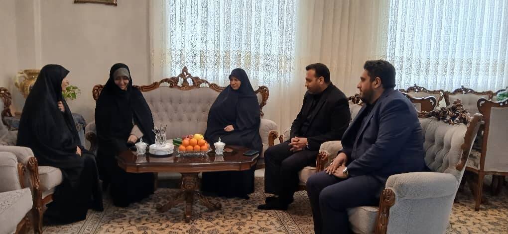حضور الهام آزاد و الهه عطايي در منزل شهيد محمدهاشمي در آستانه روز تکريم مادران و همسران شهدا
