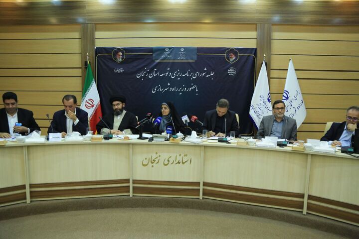 اولويت بازآفريني شهري با وجود زيرساخت‌هاي زيربنايي و روبنايي و حفظ اراضي کشاورزي