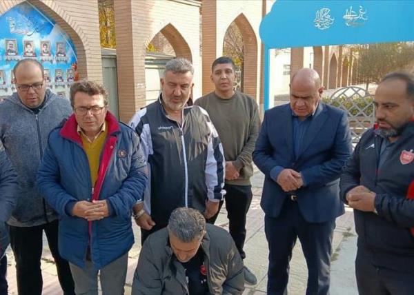 حضور مدیر روابط عمومی و امور فرهنگی سازمان لیگ، مسئولان فرهنگی ،کانون های هواداری پرسپولیس و استقلال بر مزار سردار شهید آقایی